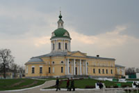 Церковь Михаила Архангела напротив стены