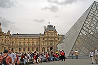Пирамида - открыта в 1989 г. - там сейчас вход в Лувр