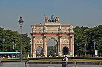 Триумфальная арка Карузель - построена в 1805 г. в ознаменование побед Наполеона