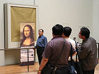 Мудрые корейцы фотографируют плакат с Моной Лизой. Пусть кто-то потом скажет, что это неаутентично! Плакат то в Лувре висит. Да и самим не грех рядом сфоткаться