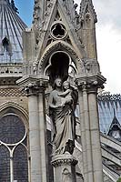Псевдоготический фонтан Девы (1845) в сквере Иоанна XXIII