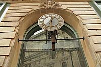 уличные часы неподалеку от Оперы Гарнье