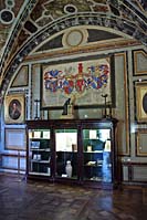 Зал охраны. Потолок XVII века, разрисованный по итальянской технологии, создает впечатление мрамора