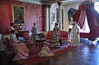 Королевская спальня. Во время правления Людовика XIV в больших замках нужно было иметь покои для короля, даже если он там никогда не останавливался. Эта комната представлена такой, какой она была обставлена в 1770 г. - шелка из Тура, мебель и все прочее относится к тому времени
