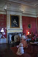 Королевская спальня: над камином портрет мадемуазель де Блуа, Принцессы Конти, дочери Людовика XIV и Луизы де Ла Вальтер