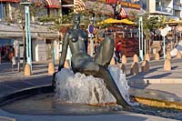 скульптура в центре города на набережной