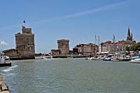 башни Сэн-Николя и Цепи охраняют вход в старый порт