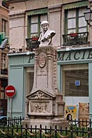 Памятник Лорану Мурге(Laurent Mourguet) - дантисту из Лиона, создавшему в 1810-1812г. персонаж по имени Гиньоль (Guignol)-персонаж французского театра кукол, аналог российского Петрушки, жизнерадостный, остроумный и циничный лионский кустарь. Позже Мурге стал директором кукольного театра