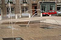 "танцующий" фонтан на набережной Роны