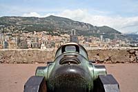 Пушка, нацеленная на порт Монако