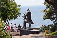 памятник Альберту I у музея океанографии Монако