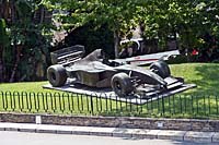 памятник машине-участнице гонки Формула-1