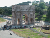 арка Константина рядом с Колизеем