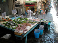 Торговоря морепродуктами на улице