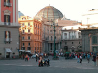 Вид на Галерею Умберто со стороны площади Плебесцита
