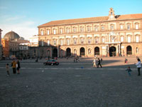 Площадь Плебесцита. Купол слева вдалеке - Галерея Умберто