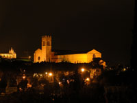 вид на базилику Сан Доменико от пьяццы Делла Либерта ночью