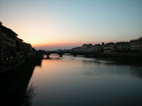вид на реку Арно с Ponte Vecchio