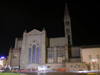 Церковь рядом с вокзалом ночью