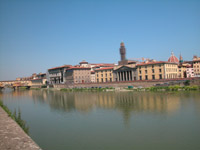 вид с набережной Арно на Флоренцию - видны и купол собра,  и башня Палаццо Векьо