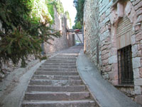 лестница ведет к Rocca Maggiore