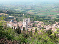 Вид от Rocca Maggiore на шлавный храм Ассизи