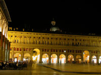 Palazzo d'Accursio (piazza Maggiore) ночью