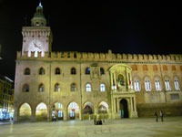 Palazzo d'Accursio (piazza Maggiore) ночью