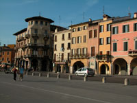 здания вокруг Giardino Isola Memmia