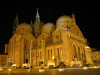 Basilica di Sant Antonio ночью