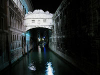канал между дворцом Дожей и Новой Тюрьмой ночью