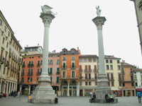 колонны на Piazza del Signori