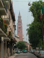 вдалеке - башня Torrazo