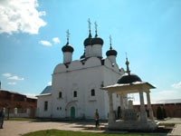 Никольский собор в кремле. На переднем плане памятник "заразившейся" княжне
