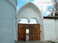 Входная арка Ново-Голутвинского монастыря