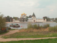 вид на монастырь через реку