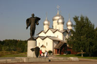 Церковь Бориса и Глеба в Плотниках и памятник Александру Невскому