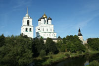 Вид на Троицкий собор и колокольню с реки Пскова