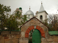 ограда и церковь