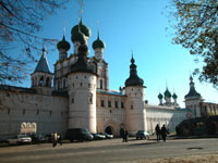 Парадные ворота и церковь Иоанна Богослова