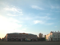 центральная площадь города - Успенская. И гостиница наша