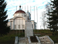 Памятник Ленину стоит на фундаменте снесенной часовни
