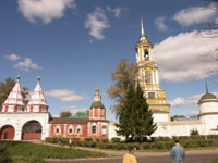 Святые ворота и колокольня Ризоположенского монастыря