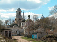 внизу Пятницкая церковь, наверху - колокольня и собор Бориса и Глеба