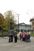 Дети у памятника Николаю Рубцову