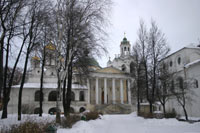 Церковь Ярославских чудотворцев, слева - Спасо-преображенский собор