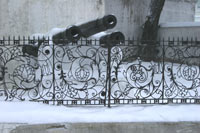 Пушки и решетка у здания художественного музея